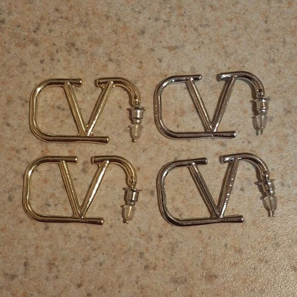 Luxury style V Shaped Rectangular Hoop Earrings - 2 PAIRS - Picture 5 of 7